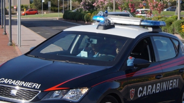 Carabinieri impegnati in una rocambolesca caccia al piromane