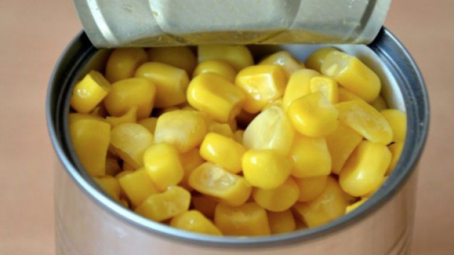 Una immagine raffigurante una scatola di metallo contenente del mais