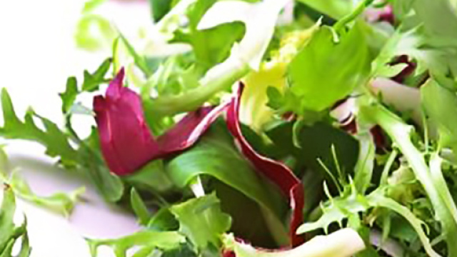 Una porzione di insalata a tavola