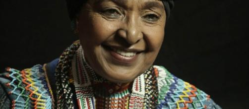 La fallecida Winnie Mandela, con su característico turbante.