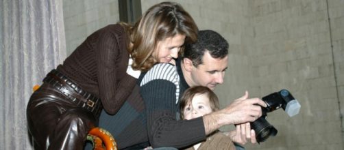 Bashar al-Assad con la moglie Asma ed uno dei tre figli