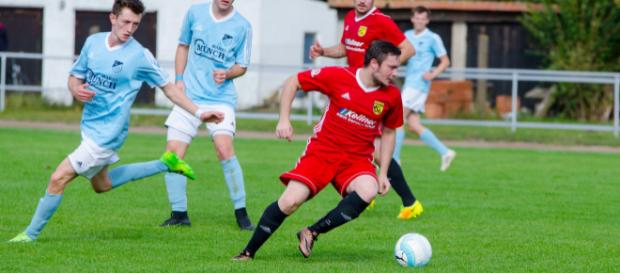 Hier noch gegeneinander, am Wochenende jeweils erfolgreich: Der FSV Kölleda (Rot) und Blau-Weiß Büßleben. Foto: Thomas Geißler (FSV Kölleda) Hier noch gegeneinander, am Wochenende jeweils erfolgreich: Der FSV Kölleda (Rot) und Blau-Weiß Büßleben. Foto: Thomas Geißler (FSV Kölleda)