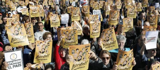 Los manifestantes en Barcelona reclaman la libertad de los políticos y los líderes sociales. Public Domain. Los manifestantes en Barcelona reclaman la libertad de los políticos y los líderes sociales. Public Domain.