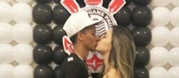 O atleta beijando sua namorada. (foto reprodução). O atleta beijando sua namorada. (foto reprodução).