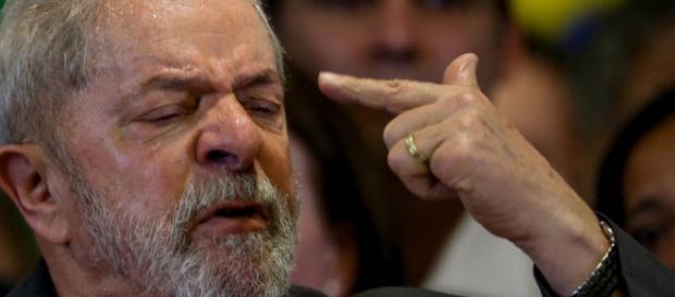 Pesquisa aponta que prisão de Lula foi justa para 54% e injusta para 40% Pesquisa aponta que prisão de Lula foi justa para 54% e injusta para 40%