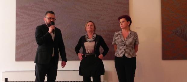 Wernisaż wystawy Ewy Pełki (w środku). Obok artystki: Jolanta Chwałek i Artur Bartkiewicz (fot. Krzysztof Krzak) Wernisaż wystawy Ewy Pełki (w środku). Obok artystki: Jolanta Chwałek i Artur Bartkiewicz (fot. Krzysztof Krzak)