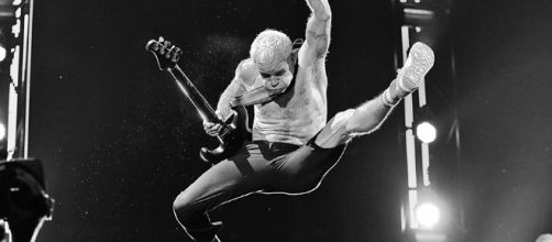 Flea è uno dei bassisti più popolari (Foto - hhhhappy.com)