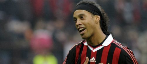 Ronaldinho al Milan: mano al petto