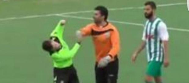 Calcio violento, picchiato un giovane arbitro ... - lastampa.it Calcio violento, picchiato un giovane arbitro ... - lastampa.it