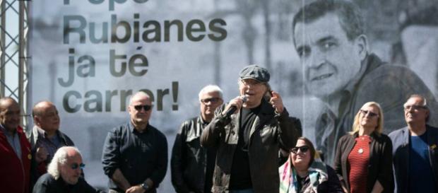 Joan Manuel Serrat habla emocionado de la nueva calle dedicada a su amigo Rubianes en la Barceloneta. Joan Manuel Serrat habla emocionado de la nueva calle dedicada a su amigo Rubianes en la Barceloneta.