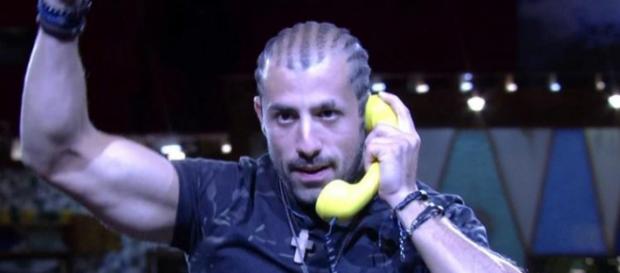 Kaysar sofre preconceitos dos colegas por ser estrangeiros Kaysar sofre preconceitos dos colegas por ser estrangeiros