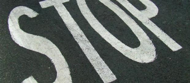 La segnaletica dello stop sul manto stradale La segnaletica dello stop sul manto stradale