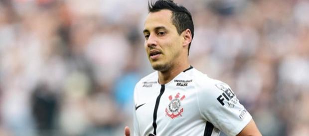O meio-campista é cotado na Seleção Brasielira. O meio-campista é cotado na Seleção Brasielira.