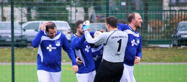 Späte Tore machen am meisten Spaß. Blau-Weiß 52 traf in der Schlussminute zum 2:1-Sieg im Borntal. Foto (Archiv): Martin Bogatz Späte Tore machen am meisten Spaß. Blau-Weiß 52 traf in der Schlussminute zum 2:1-Sieg im Borntal. Foto (Archiv): Martin Bogatz