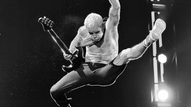 Flea è uno dei bassisti più popolari (Foto - hhhhappy.com)