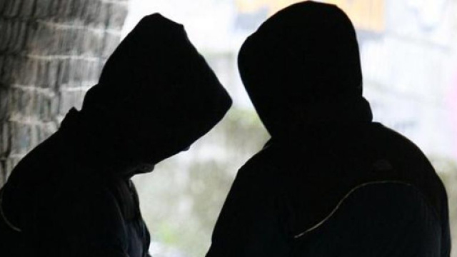 Overdose per una minorenne: scattano le indagini che scoprono un giro di spaccio tra minorenni.