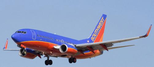 A Southwest Airline's Boeing 737, similar to the one in the incident, in mid-air during a past flight [image via commons wikimedia/Dylan Ashe]