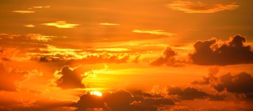 Il cielo visto mentre il sole tramonta