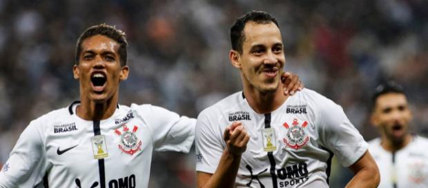 Em ótima fase, meia Rodriguinho (direita) é esperança de gols para o Corinthians - Foto: Reprodução / Facebook Oficial SC Corinthians Em ótima fase, meia Rodriguinho (direita) é esperança de gols para o Corinthians - Foto: Reprodução / Facebook Oficial SC Corinthians