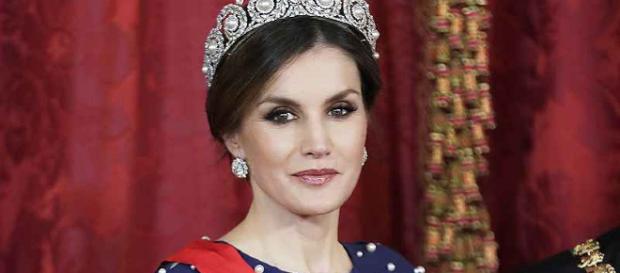 https://www.hola.com/imagenes/realeza/casa_espanola/20180416122952/reina-letizia-estrena-tiara-cartier-moda/0-558-910/letizia-fj2-t.jpg https://www.hola.com/imagenes/realeza/casa_espanola/20180416122952/reina-letizia-estrena-tiara-cartier-moda/0-558-910/letizia-fj2-t.jpg