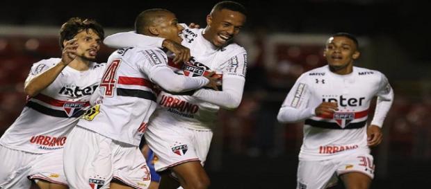 Jogadores comemoram gol que garantiu a vitória do São Paulo - Foto: Rubens Chiri / saopaulofc.net Jogadores comemoram gol que garantiu a vitória do São Paulo - Foto: Rubens Chiri / saopaulofc.net