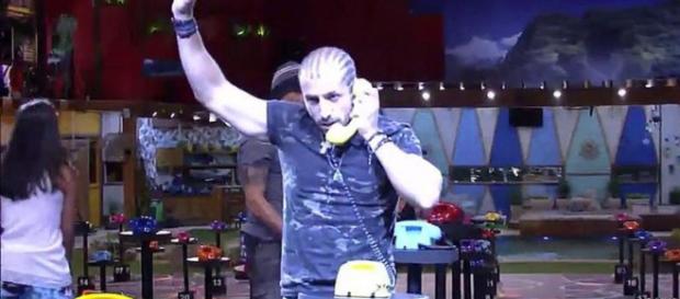 Mais ágil, Kaysar atendeu o telefone certo e conquistou a liderança. (foto reprodução). Mais ágil, Kaysar atendeu o telefone certo e conquistou a liderança. (foto reprodução).