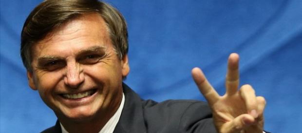 Site diz que Bolsonaro tenta passar falsa imagem ao eleitores brasieliros Site diz que Bolsonaro tenta passar falsa imagem ao eleitores brasieliros