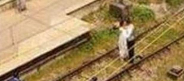Sposi si fanno le foto sui binari della Cumana di Napoli - Foto: Il Mattino. Sposi si fanno le foto sui binari della Cumana di Napoli - Foto: Il Mattino.