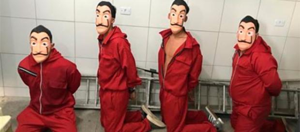Vestidos como personagens de série da Netflix, Youtuber e mais três rapazes acabaram detidos. Foto: Reprodução. Vestidos como personagens de série da Netflix, Youtuber e mais três rapazes acabaram detidos. Foto: Reprodução.