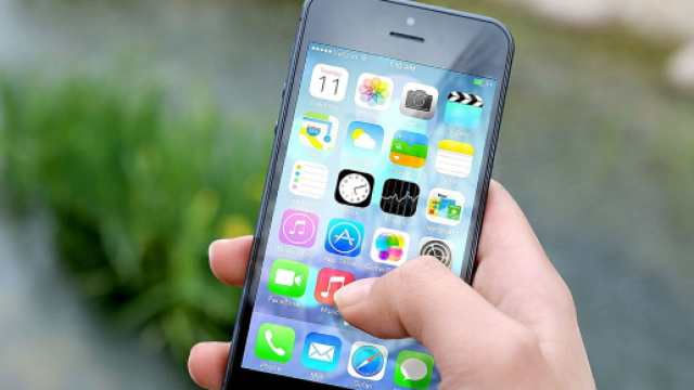 Ragazzina si taglia le vene perch&eacute; il padre le toglie il cellulare.