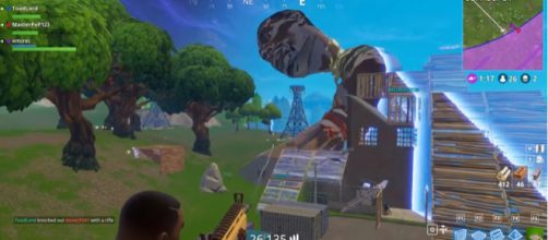 Giant sized glitch in 'Fortnite' - [Image via YouTube/Fortnite SparkTV]