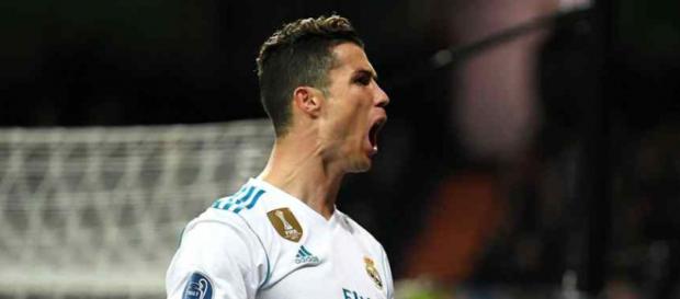 Cristiano Ronaldo continua preocupado com as negociações do Real Cristiano Ronaldo continua preocupado com as negociações do Real