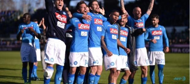 El equipo de Napoli cree todavía en ganar el título de la Serie A. El equipo de Napoli cree todavía en ganar el título de la Serie A.