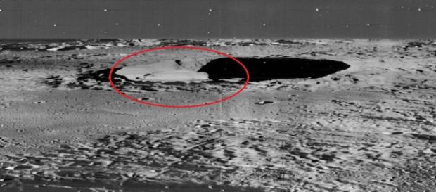 Imagem de inusitada estrutura, captada pela NASA em cratera da lua, impressiona internautas (NASA) Imagem de inusitada estrutura, captada pela NASA em cratera da lua, impressiona internautas (NASA)