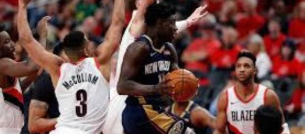 Jrue Holiday met la panique dans la défense Jrue Holiday met la panique dans la défense