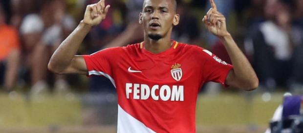 Mourinho le tiene la mirada puesta a Fabinho. Mourinho le tiene la mirada puesta a Fabinho.