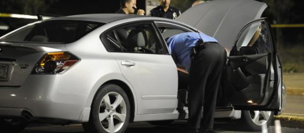 Mulher leva uma tiro dentro de carro Mulher leva uma tiro dentro de carro