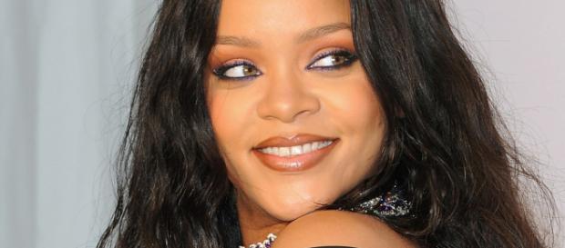 Rihanna se impone en redes sociales con su atrevido look Rihanna se impone en redes sociales con su atrevido look