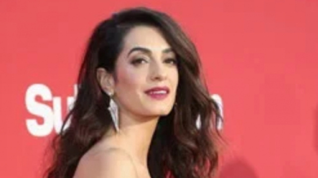 Capelli lunghi ricci con ciuffo, Amal Alamaddin.