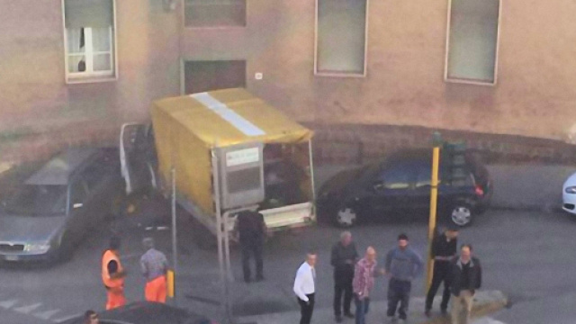 Il camioncino senza controllo ha finito la sua folle corsa contro il portone di un palazzo.