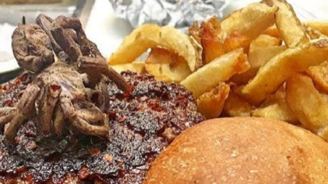 Nuovo panino con la tarantola. Costa 30 dollari