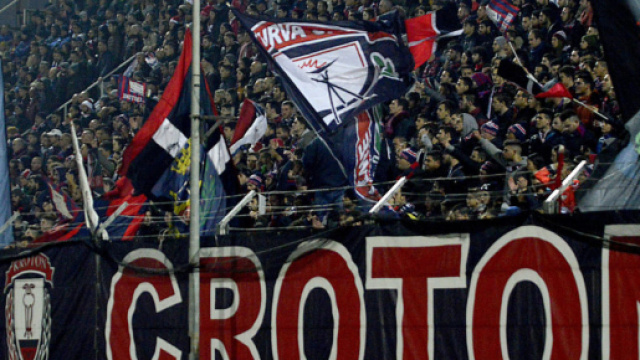 Tifosi del Crotone in festa dopo il pareggio di Simy.