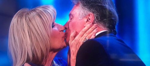 Gemma Galgani e Giorgio Manetti bacio al Maurizio Costanzo Show