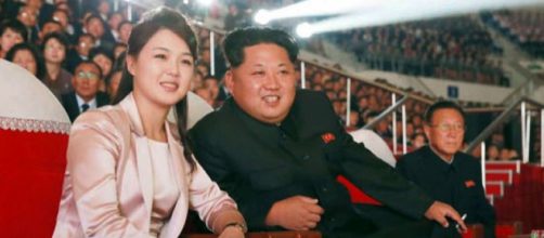 Il leader nordcoreano Kim Jong-un insieme alla moglie, Ri Sol-ju