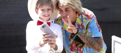 Yodeling Walmart Kid, Mason Ramsey with Justin Bieber (Image via Natt Lim Coachella/Twitter)