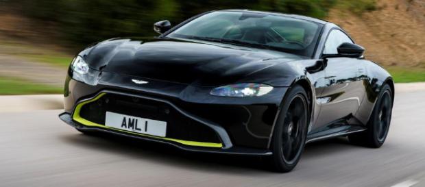 El Aston Martin Vantage es más exclusivo, más exótico y más caro que un Porsche 911. El Aston Martin Vantage es más exclusivo, más exótico y más caro que un Porsche 911.