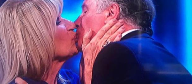 Gemma Gagani e Giorgio Manetti: bacio al Costanzo Show Gemma Gagani e Giorgio Manetti: bacio al Costanzo Show