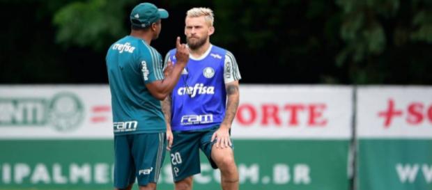 No treinamento, Lucas treina com reservas No treinamento, Lucas treina com reservas