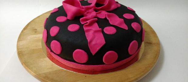 Tarta Red Velvet decorada con fondant - Las Recetas de Carol - lasrecetasdecarol.com Tarta Red Velvet decorada con fondant - Las Recetas de Carol - lasrecetasdecarol.com