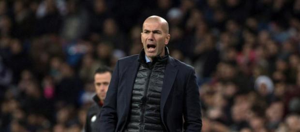 Zinedine Zidane, preocupado por los goles encajados a balón parado. Zinedine Zidane, preocupado por los goles encajados a balón parado.